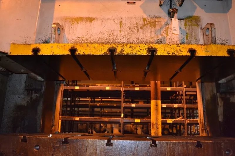 KOMATSU 220 TON ECCENTRIC GEAR 2 PT SS PRESS, STOCK# 13406J