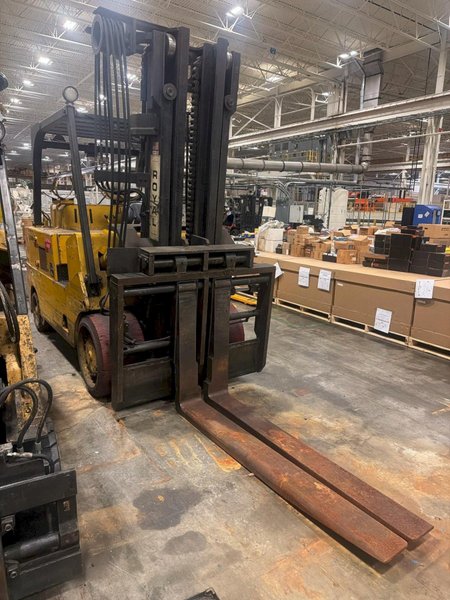 22,000 LBS ROYAL MODEL #TA220 LP GAS FORKLIFT: YOBRO #26400