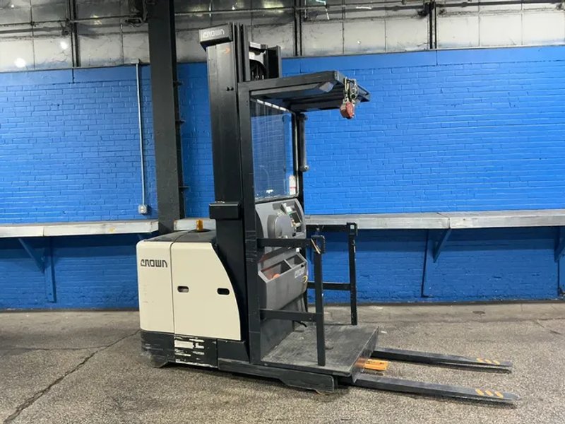 Crown 3000 Lbs Electric Order Picker - Sp3520-30