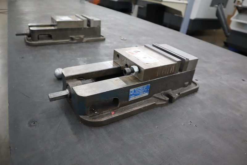 Kurt D-675 6" Machine Vise, Steel Jaws, Handle- Auction Item