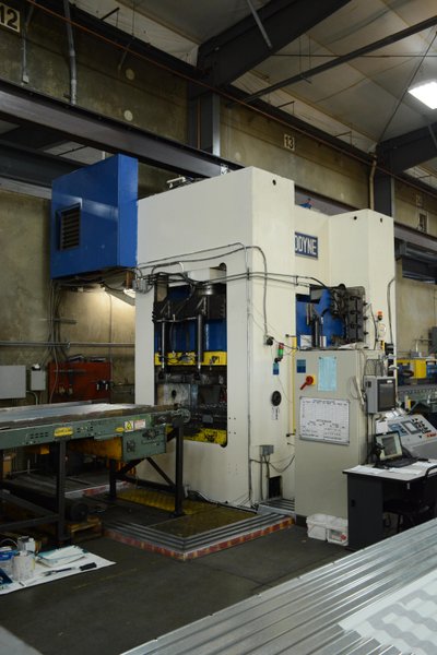 1500 TON MACRODYNE HYDRAULIC PUNCH PRESS, NEW 2004: STOCK #10046