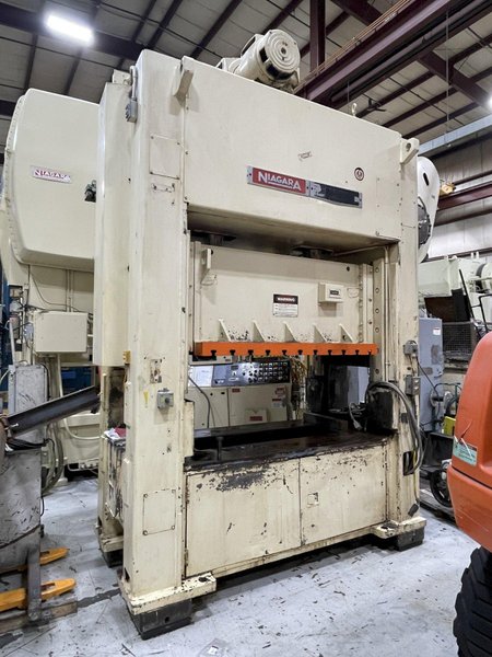 200 ton Niagara SE2-200-72-42 UH, Used Straight Side Mechanical Metal Stamping Press For Sale, Year 1995