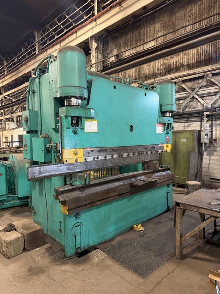 300 TON X 10' PACIFIC 300-10 HYDRAULIC PRESS BRAKE. STOCK #0432826