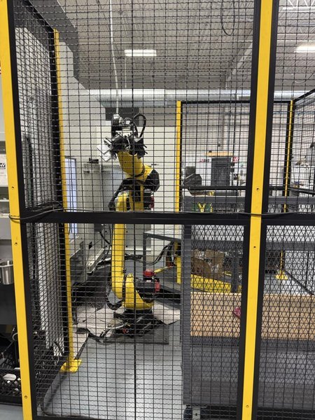 Haas UMC-750SS 5 Axis UMC, 2022 – Fanuc M-20iD Robot Cell, 70+1 SMTC, TSC, Chip Conveyor
