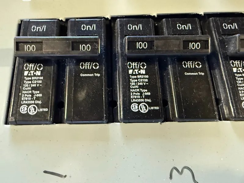 EATON PUB52881 400 AMP Main Breaker Load Center USED