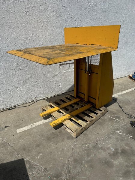 1000 LB AIR TECHNICAL INDUSTRIES MODEL # ZL3PC4848E  ZERO LOW LIFT TABLE: STOCK #78001