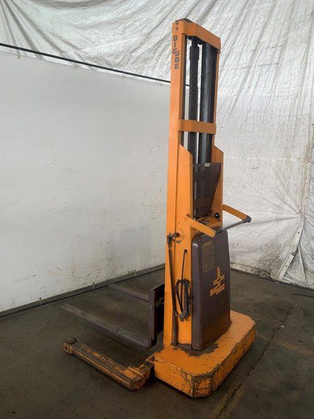 1,500 LB BIG JOE 1518-T-12 ELECTRIC LIFT. STOCK # 0873824