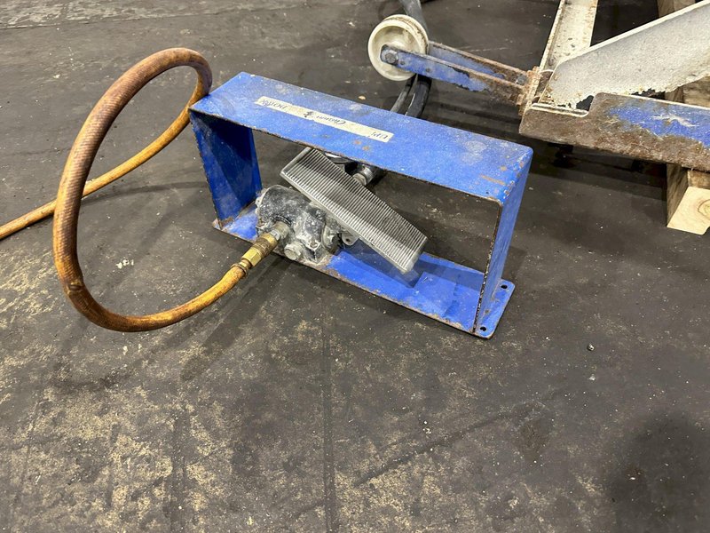 6000 LB CHISUM PNEUMATIC PLATFORM LIFT: STOCK #77682