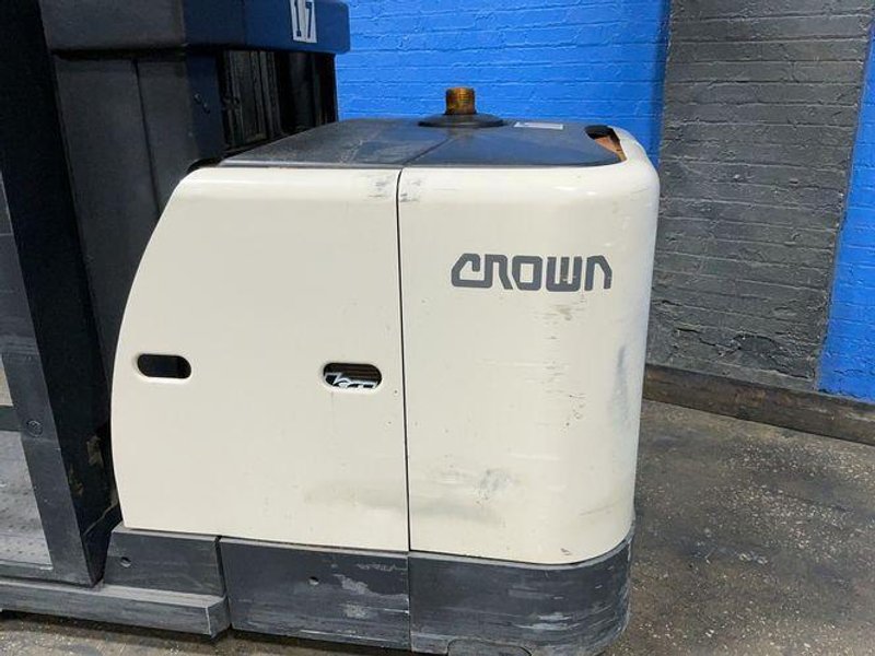 Crown 3000 Lbs Electric Order Picker - Sp3520-30