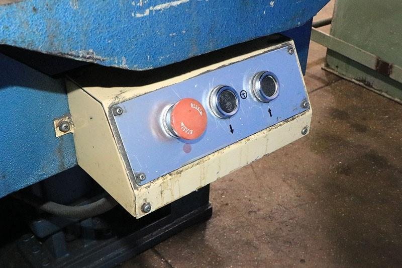 8-5/8" x 8-5/8" X 1/8" AMADA Notcher, Model CSW-220