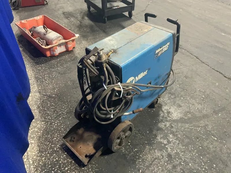 Miller 200 Amp Welder - Millermatic 252