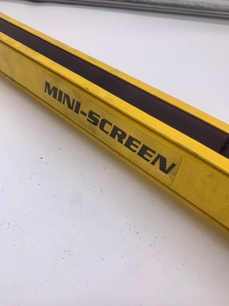28" BANNER MSE2424Y MINI-SCREEN LIGHT CURTAIN EMITTER: STOCK #15229