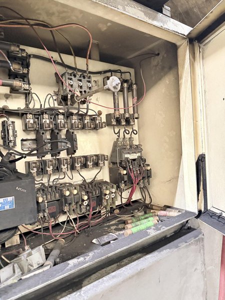 Hunter model hmp 10C automatic molding machine s/n 82P928, op. with Emerson PLC, feed belt