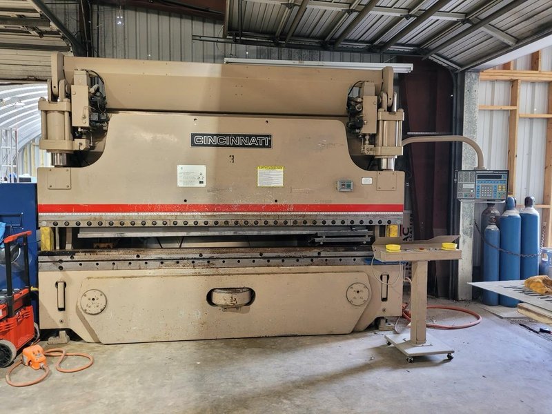 135 Ton x 10′ Cincinnati 135 FM II Hydraulic Press Brake, 1997 – Backgauge