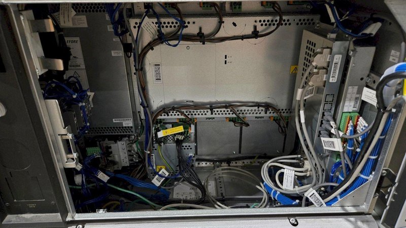 ABB IRB 2400 M2004 / IRC5 M2004 MASTER AND SLAVE DUAL ROBOT ARM SYSTEM USED