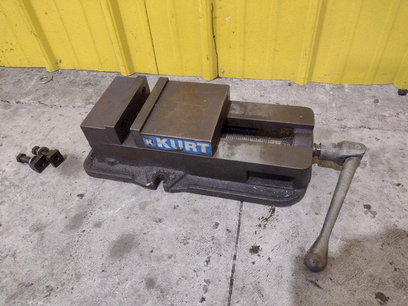 6" KURT MODEL #D675 PRECISION MACHINE VISE W/ SWIVEL HANDLE: STOCK #23448