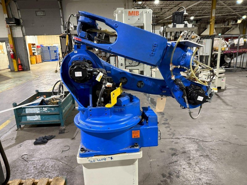 YASKAWA MOTOMAN-MH24 w/ DX200 Controller USED