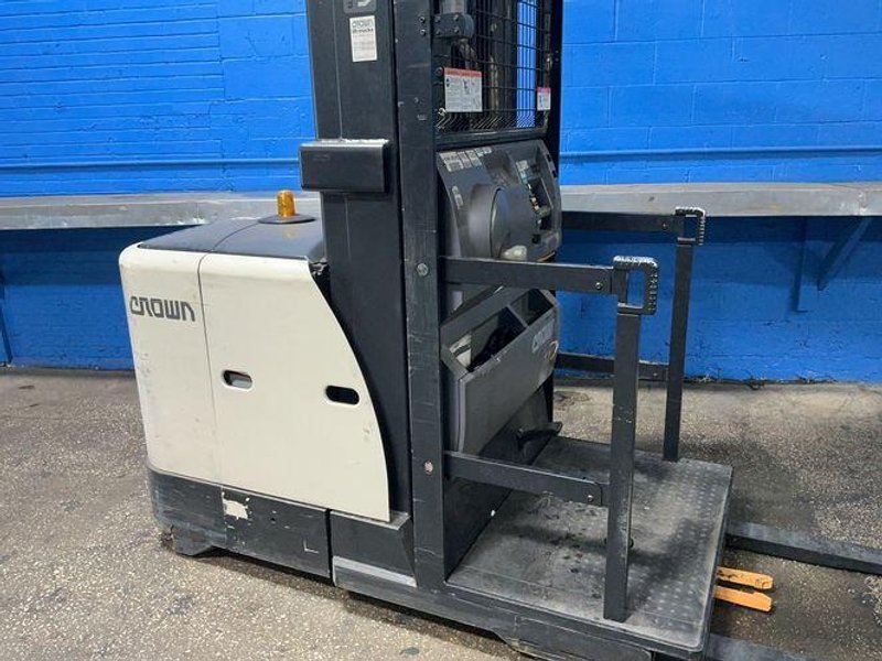 Crown 3000 Lbs Electric Order Picker - Sp3520-30