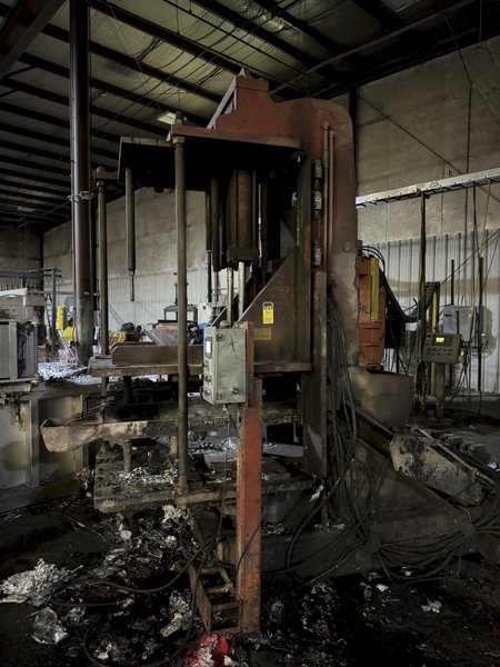 Hall model 3Hs molding machine 32" x 42" front platen, 28x42 rear platen, s/n 334500, controls and tie bars, no hydraulics, top front and rear extension