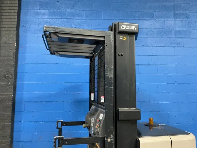 Crown 3000 Lbs Electric Order Picker - Sp3510-30