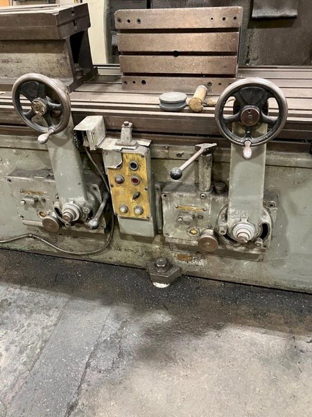 CINCINNATI HYDROTEL 50 TAPER VERTICAL MILLING MACHINE. STOCK # 1086526