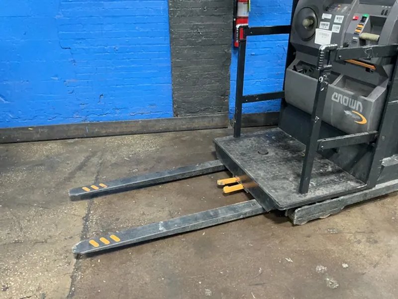 Crown 3000 Lbs Electric Order Picker - Sp3510-30