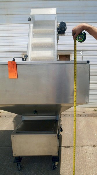 New England Machinery | S.S. Bottle Unscrambler w/ S.S Incline Conveyor