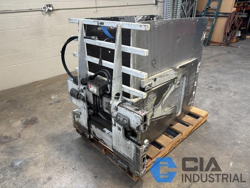 2,500 LB. CASCADE MODEL 25D-CCS-35Q HYDRAULIC CARTON CLAMP ATTACHMENT