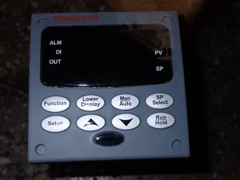 Honeywell Digital Controller - Udc3200 / Dc3201-ce-100r-210-10000-00-0