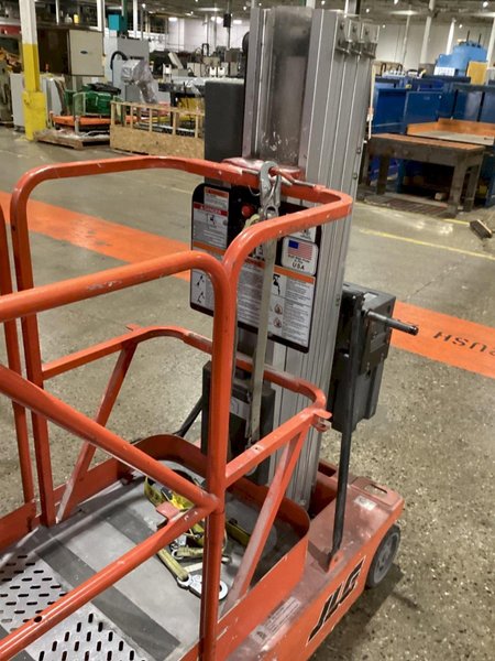 JLG 12SP VERTICAL MAN LIFT USED