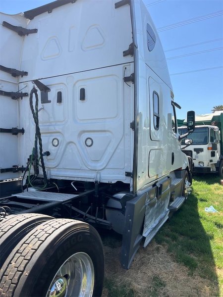 2021 Freightliner Cascadia 1FUJHHDR2MLML7306