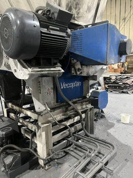 Vecoplan VAZ 1300-M-XL 100 HP Stacked Plastics Shredder, 2017 – with WO-1442 75 HP Granulator