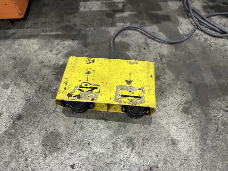 SWEED LOAD CLAMP &amp; TURNER / PACMAN FLIPPER SYSTEM WITH POWERED INFEED &amp; OUTFEED CONVEYORS: STOCK #22075
