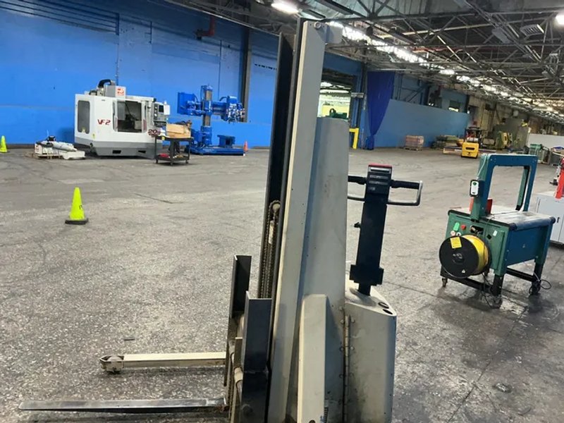Crown 2000 Lbs Electric Walkie Straddle Pallet Stacker - 20mt