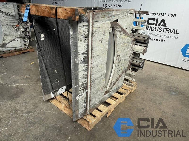 2,500 LB. CASCADE MODEL 25D35065 ROTATING HYDRAULIC CARTON CLAMP ATTACHMENT