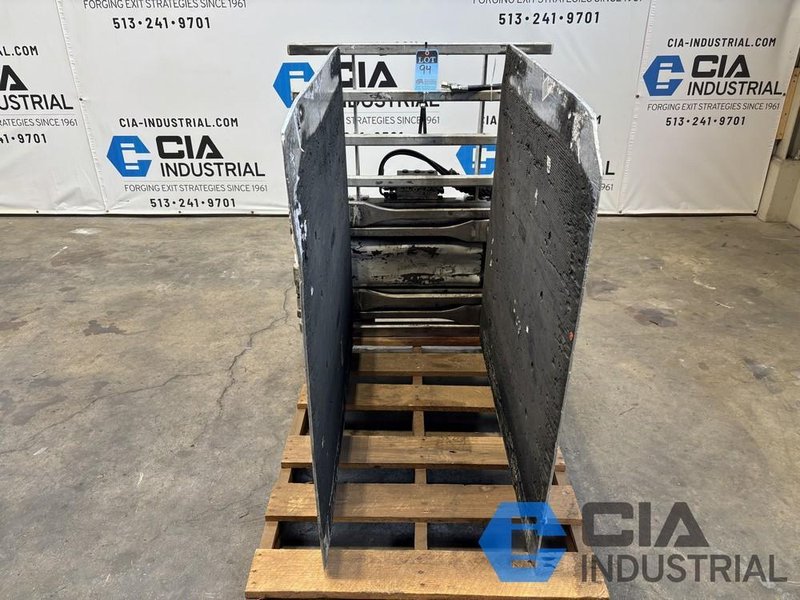 2,500 LB. CASCADE MODEL 25D-CCS-35Q HYDRAULIC CARTON CLAMP ATTACHMENT