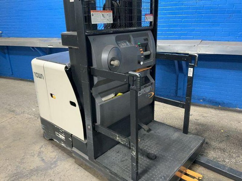 Crown 3000 Lbs Electric Order Picker - Sp3520-30