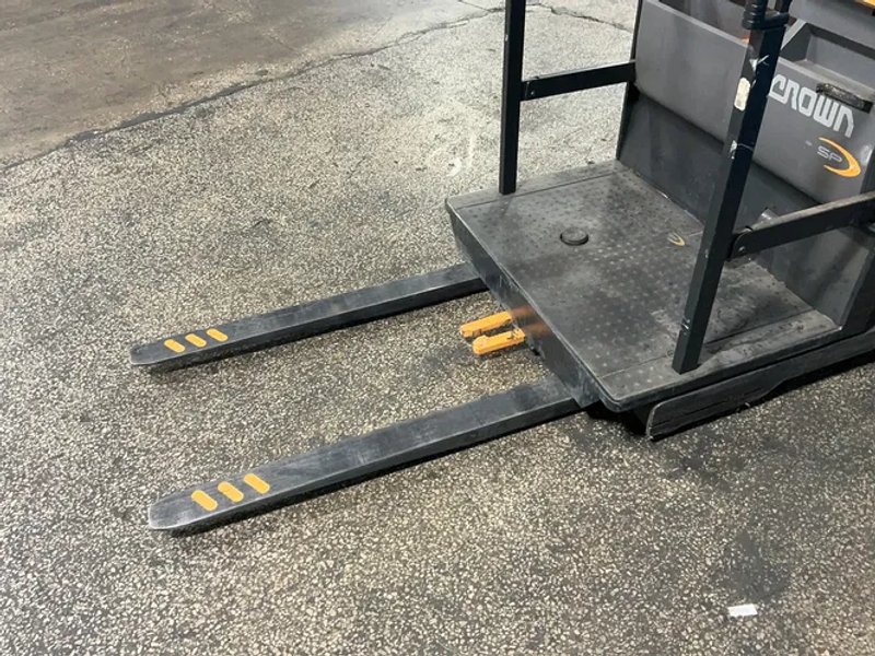 Crown 3000 Lbs Electric Order Picker - Sp3520-30