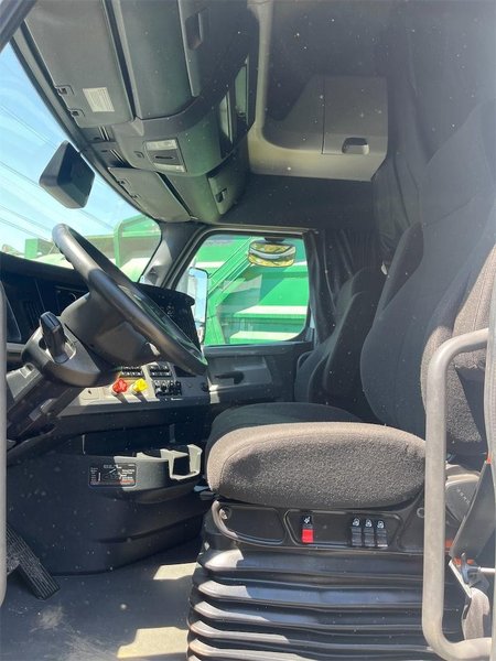 2021 Freightliner Cascadia 1FUJHHDR2MLML7306