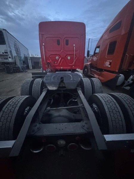Freightliner Cascadia Sleeper Semi Truck, 2017 – 475,431 Miles – Class 8 Highway Tractor