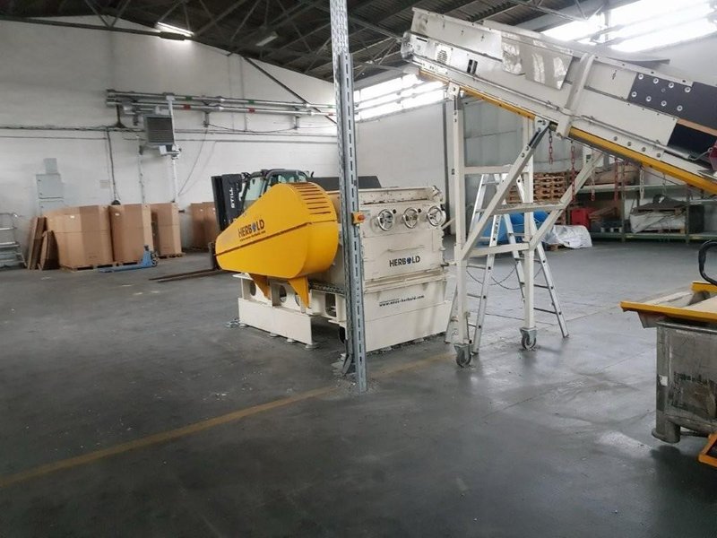 NEUE HERBOLD PLASTICS PROCESSING LINE / HEAVY DUTY PLASTICS SHREDDER