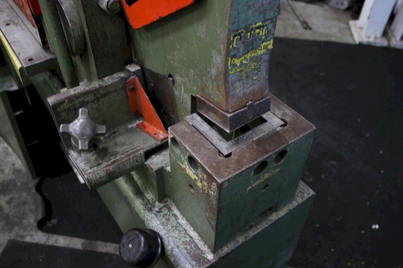 4" X 4" X 3/8" METAL MUNCHER HYDRAULIC IRONWORKER:  STOCK #75682