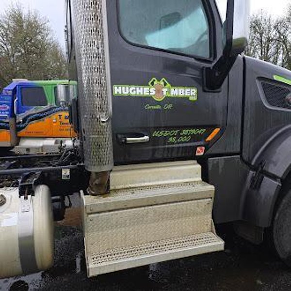 Peterbilt 567 Log Truck, 2018 – PACCAR Engine Heavy Spec Logging Truck, Tandem Axle, Ready to Work