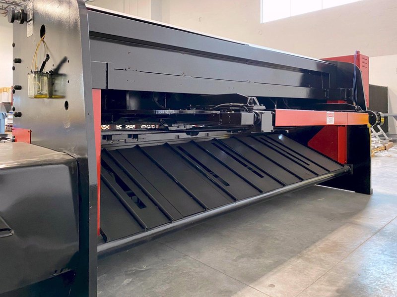 Amada M3060 (1986) Power Squaring Shear