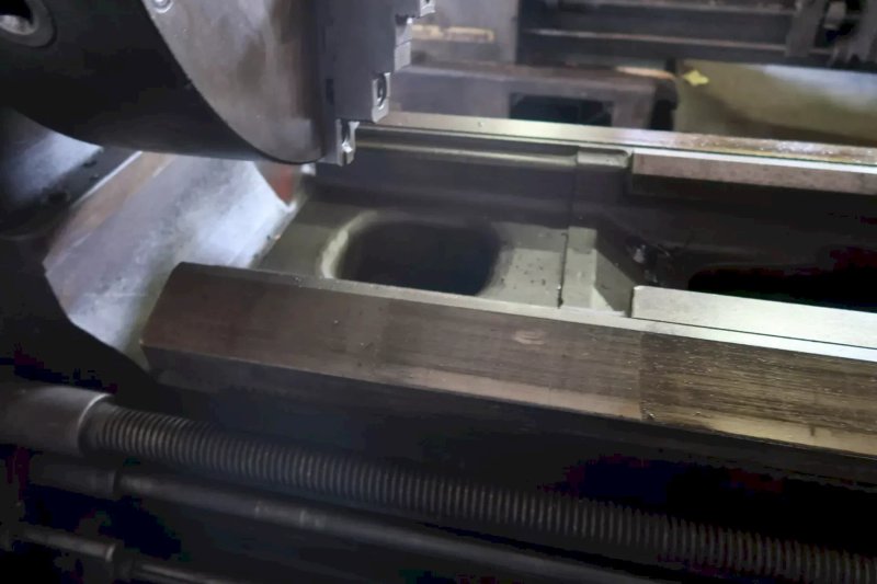 DIANICHI DLG-SHB 63X200 Manual Lathes