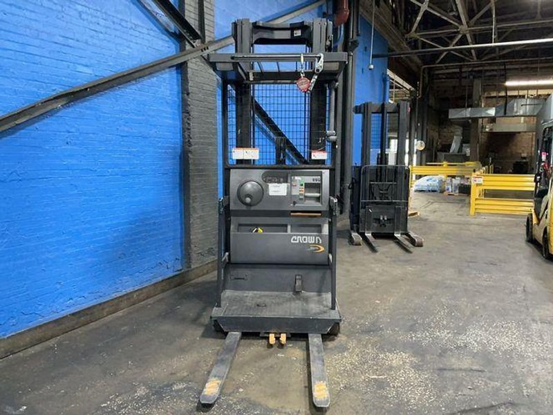 Crown 3000 Lbs Electric Order Picker - Sp3520-30