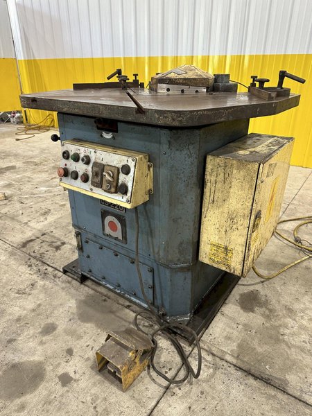 8" x 8" x 1/8" AMADA MODEL #CS-220 HYDRAULIC NOTCHER: STOCK #20970