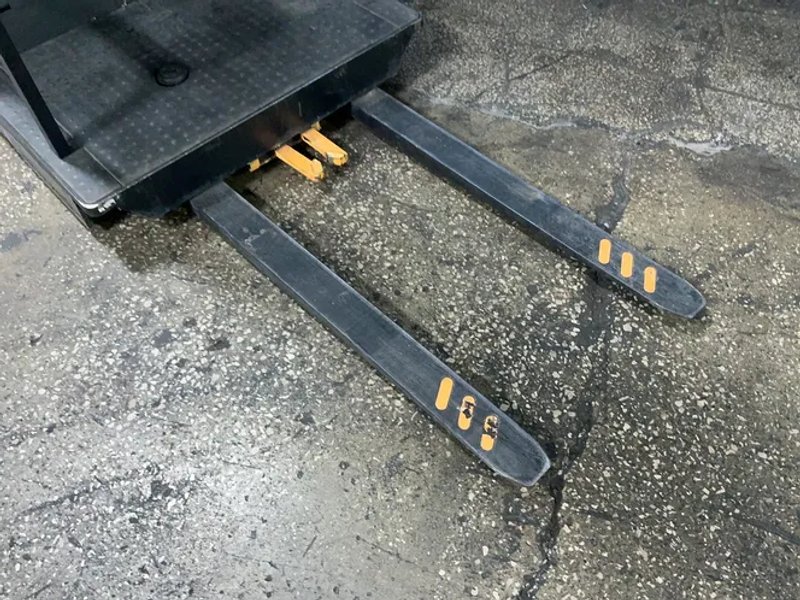 Crown 2750 Lbs Electric Order Picker - Sp3520-30
