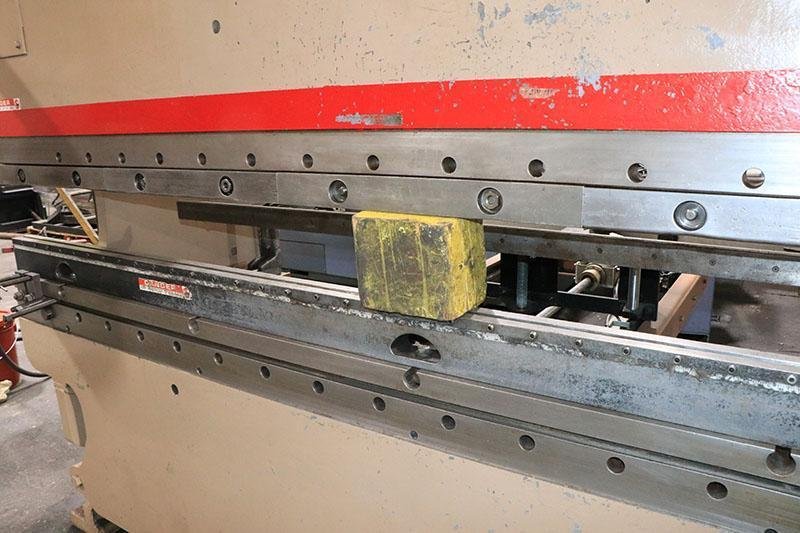 135 Ton x 10 Ft Cincinnati Hydraulic Press Brake Model 135CB8
