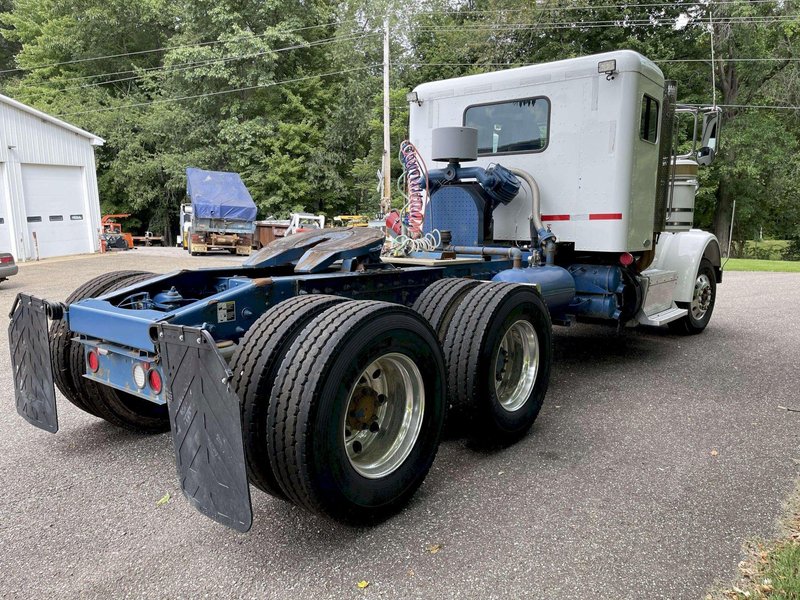 2011 Peterbilt 367 Flat Top 
w/36” Sleeper and an Air Compressor